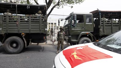 Недоволството в Мианмар не спира, по улиците са разположени бронирани машини