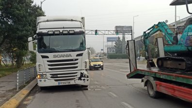 Тежка катастрофа между трамвай и камион в столичния кв. "Дружба"