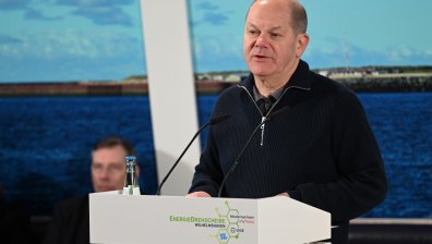Шолц: Германия няма да действа сама с доставката на оръжия за Украйна през 2023 г.