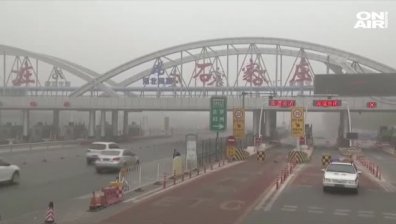 Мръсен въздух и в Китай, затвориха магистрали, отменени са полети