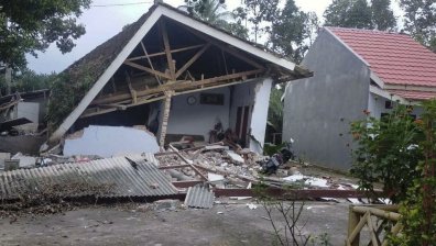 Силно земетресение удари Индонезия, хората панически напускат домовете си
