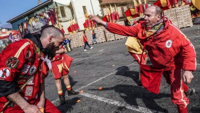 По стара традиция: Бой с портокали по улиците на италиански град (+ВИДЕО)
