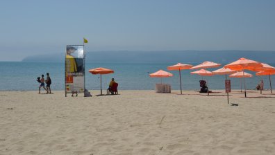 Водата в морето на Офицерския плаж е замърсена, РЗИ забранява къпането