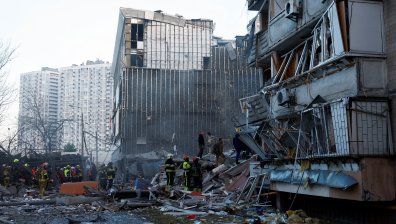 Затрупани хора и разрушени жилища след руска атака с ракети и дронове в Киев