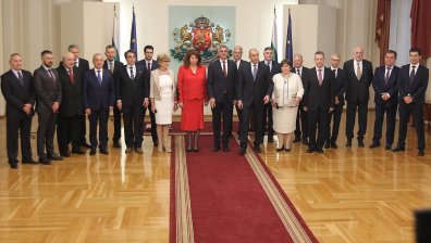 Така започна краткият живот на натоварения с очаквания служебен кабинет (ВИДЕО+СНИМКИ)