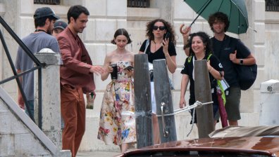 Смърт на снимачната площадка спря снимките на сериала "Емили в Париж"