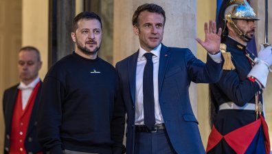 Макрон зарадва Зеленски: Украйна получава танкове и бронирани машини