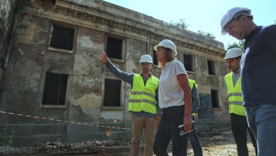 Фандъкова посети ремонта на банята в кв. "Овча Купел"