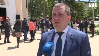 С молитва на открито перничани отбелязаха 8 г. от мощното земетресение