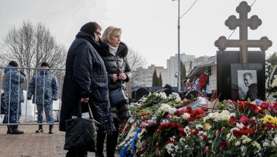 Под засилено полицейско присъствие: Майката на Навални се сбогува със сина си