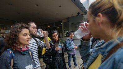 Артисти пиха по една студена вода в знак на протест