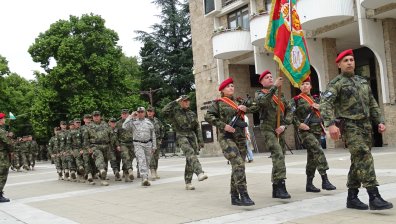 На първо четене: Вдигат възрастта за влизане в армията на 40 г.