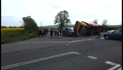 Училищен автобус с три деца катастрофира