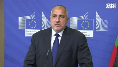 Прегръдка от Бойко за Меркел: Дано състави правителство!