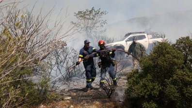 Голям горски пожар на гръцкия остров Кефалония наложи евакуация
