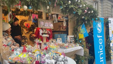 Коледен парк с украински сладкиши изкушава софиянци на пл. "Славейков"