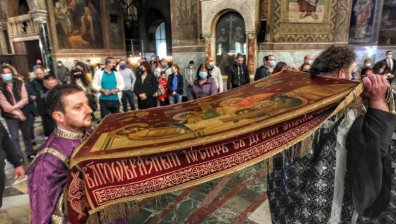 Храмовете в страната са пълни с вярващи, прекланящи се пред Божията саможертва