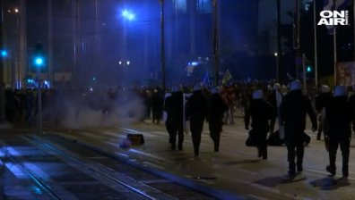 Сблъсъци на многохилядния протест пред гръцкия парламент