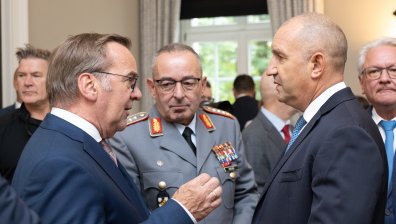 Радев от завода на "Райнметал" в Германия: Автопаркът на армията ни има нужда от обновяване