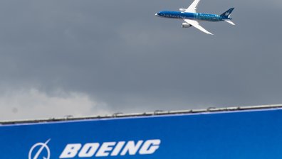 Boeing 777 кацна аварийно в Москва заради проблем с двигателя