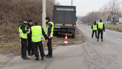 Акция на пътя, проверяват камиони и автобуси
