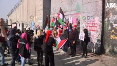 В одеждите на Дядо Коледа: Палестинци се биха с израелската армия