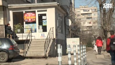 Гледат мярката на полицаите, отмъкнали тото фиш от възрастна жена