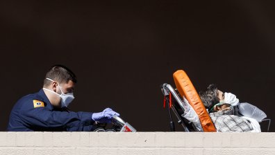 Най-много жертви на коронавируса в САЩ за денонощие: 884 души