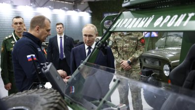 Путин разгледа военната техника на руския "Народен фронт" (СНИМКИ)