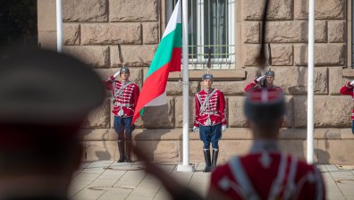 Издигнаха знамето на България пред президентството за Деня на народните будители