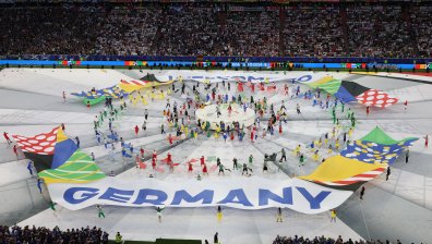 Танцьори в различни цветове дадоха старт на Евро 2024 с музика и пищна церемония