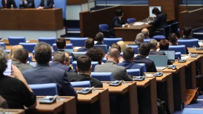 Асен Василев иска да плащаме повече с карта и по-малко в брой, идеята скара депутатите