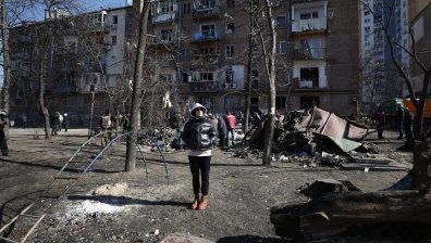 Войната в Украйна: Атаки по училище в Мариупол, Одеса се барикадира преди настъплението
