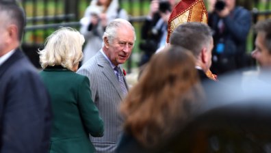 Британската полиция задържа мъж, замерил с яйце крал Чарлз III и жена му