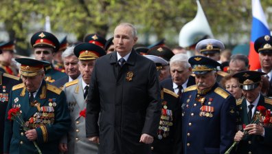 Русия: Изпреварихме нахлуване на НАТО в Крим! Западът: Путин плаши света с парада
