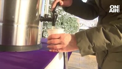 Безплатен чай срещу студа във Велико Търново, и шофьор на автобус спря да се "зареди"