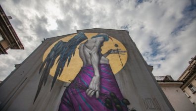 Графити творци вдъхват живот на стара сграда до операта в София