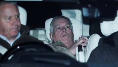Шокиращ кадър: Андрю напусна полицията след ареста си
