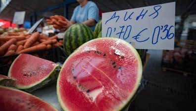 Промени в цените на храните: Дините и картофите поевтиняват, чушките поскъпват