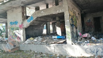 Сигнал: Опасен необезопасен строеж в р-н "Слатина", общината не прави нищо