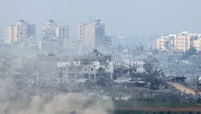 Пациенти напускат болницата "Ал Шифа" кой както може. Израел активно бомбардира в Газа