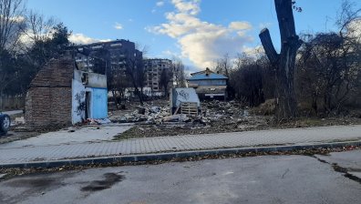Опасна полуразрушена сграда до метростанция "Младост 3" 