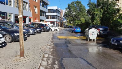 Липса на тротоар: Деца се движат по централна улица в столичен квартал