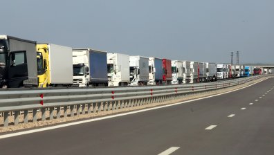 40 км е опашката от ТИР-ове при "Лесово", шофьори чакат 4 дни