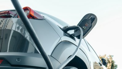 Tesla мами потребителите с фалшив пробег на колите