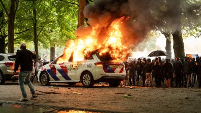 Сълзотворен газ и водни оръдия срещу антиимигрантски демонстранти в Хага