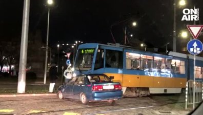 Поредна катастрофа: Кола се удари в мотрисата до Руски паметник