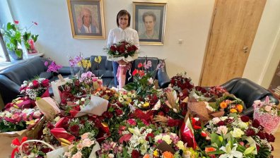 Не са милион, но са червени - Нинова "се къпе" в рози за ЧРД