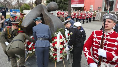 Радев откри изложба, посветена на 80-годишнината от спасяването на българските евреи