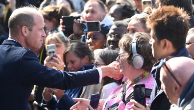 Без Хари - крал Чарлз III и принц Уилям се ръкуваха с хора, чакащи да се поклонят пред Елизабет II (+ СНИМКИ)